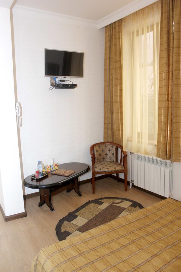 Hin Yerevantsi Hotel Exteriör bild